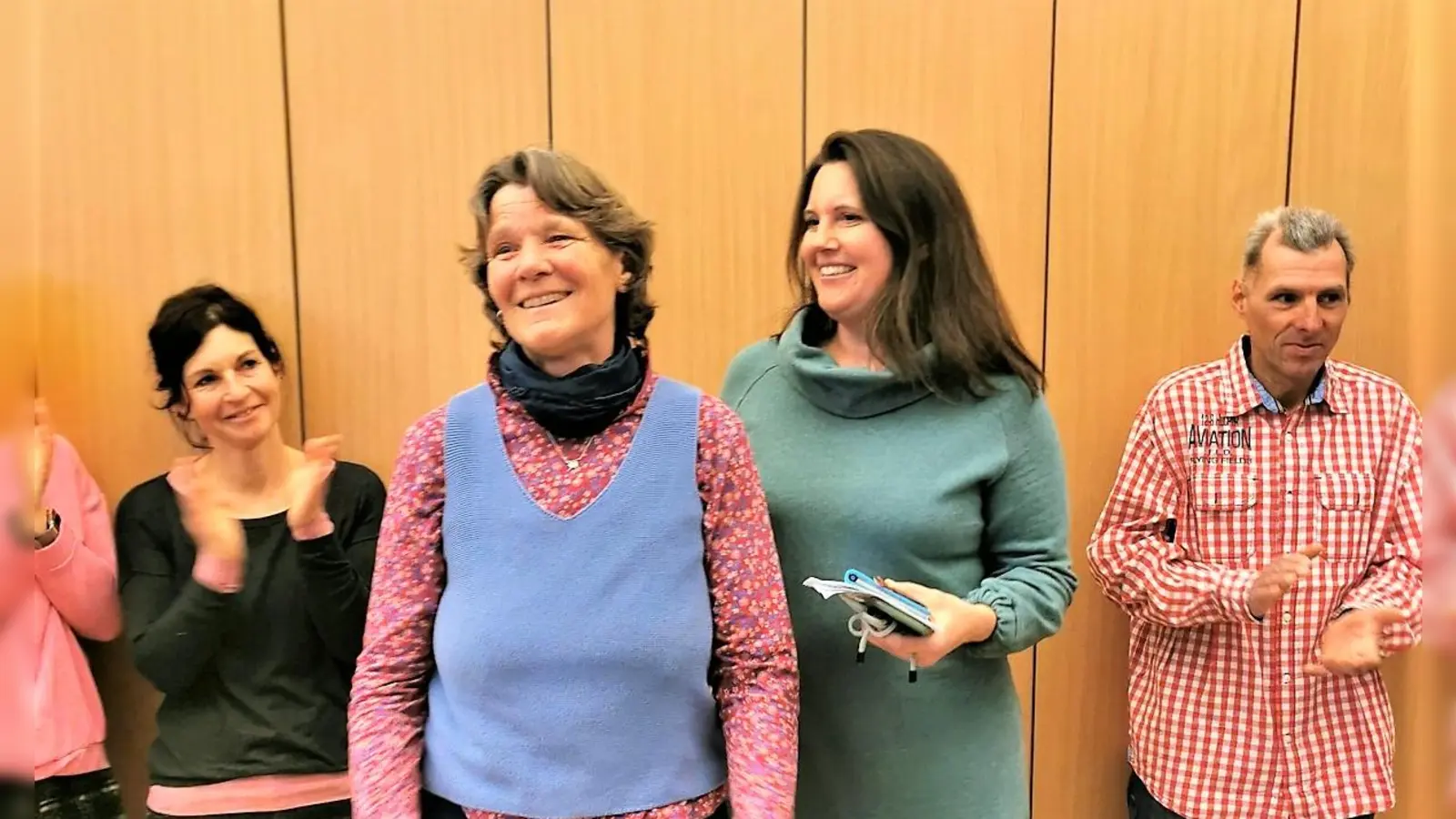 Anja Mußmann-Walter (2. von li) mit ihrer Nachfolgerin Kerstin Schmied (3. von i). (Foto: AWO Dachau)