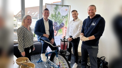 Aus dem BGM-Team Bianca Reichlmair und León Hermann mit Florian Fink von der BKK ProVita und Sporttrainer Sebastian Fröbel (von li).  (Foto: VR Bank)
