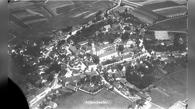 Die Luftbildpostkarte des alten Ortszentrums vor 1914 war zuletzt im Museum Altomünster zu sehen. (Foto: Fotoarchiv Baumann)