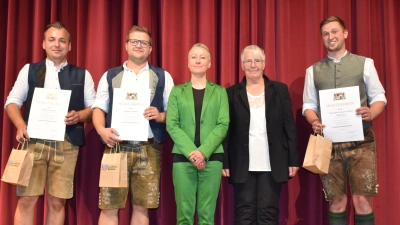 Übergabe der Meisterbriefe an(von li) Johannes Riedmair, Johannes Schmid, Regierungsvizepräsidentin Sabine Kahle Sander, stv. Landrätin Marese Hoffmann und Maximilian Wildgruber. (Nicht anwesend Ludwig Reisner, Bianca Strobl, Josef Taferner und Matthias Wackerl) (Foto: Rositha Bergold / Regierung von Oberbayern)