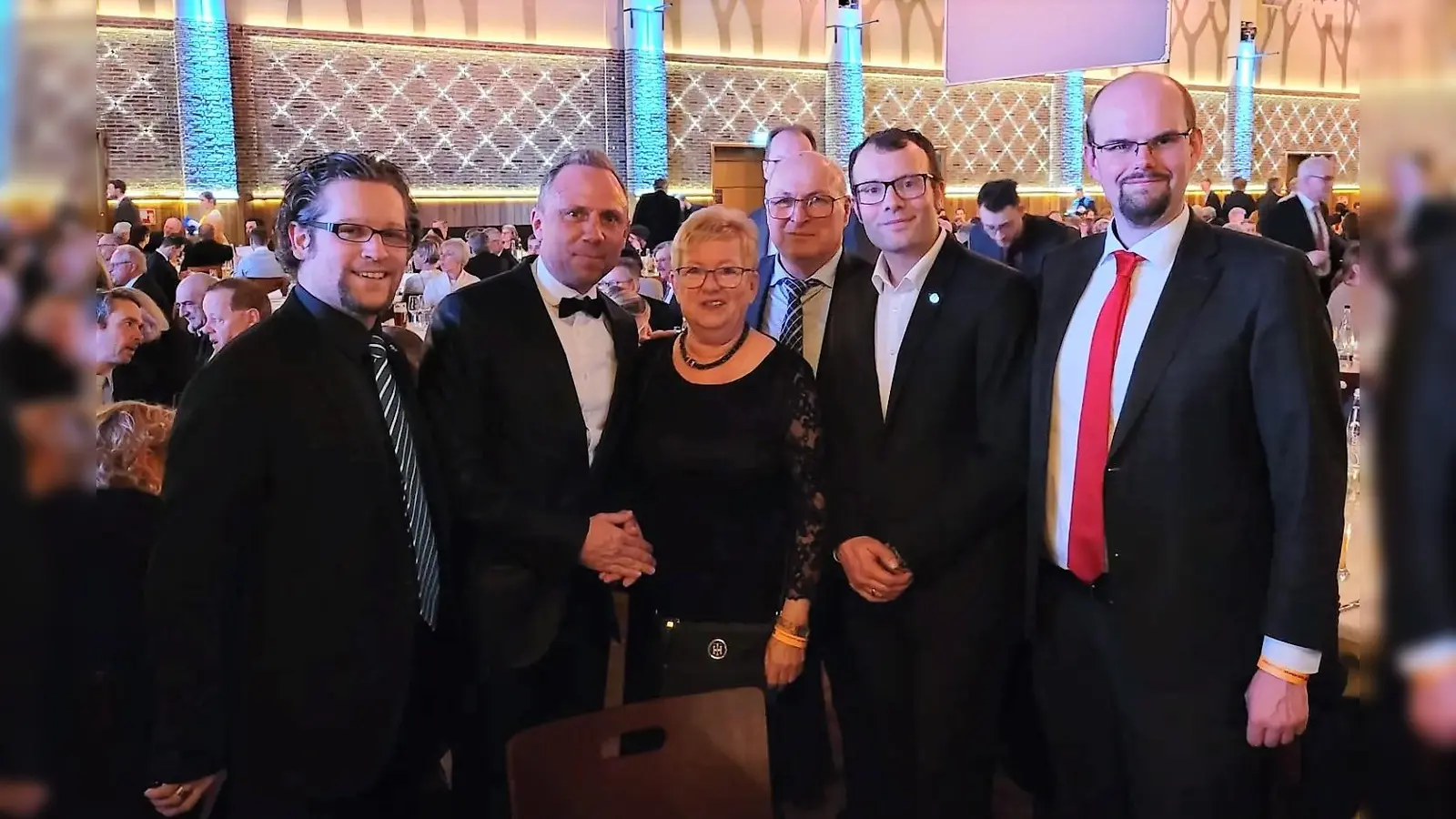 Landesvorsitzender Sven Baumeister, Umweltminister Thorsten Glauber, Brigitte und Werner Dornstädter, Stadtrat Markus Erhorn und Andreas Brüstle (von li) beim Neujahrsempfang. (Foto: Freie Wähler)