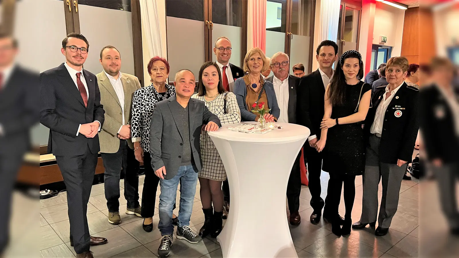 Gruppenbild beim Neujahrsempfang mit Fördernden des Roten Kreuzes. (Foto: BRK Dachau)