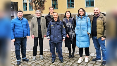Freuen sich über gelungenen Projekttag (von li) Admir Kraja, Joachim Jacob, Julius Fogelstaller, Johannes Frohnwieser, Christine Torghele-Rüf, Aferdita Pfeifer und Dardan Kolic. (Foto: LA Dachau/Dardan Kolic )