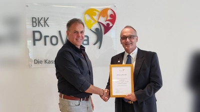 Verwaltungsratsvorsitzender Helmut Faber (li) gratuliert Walter Redl zu seinem 40-jährigen Firmenjubiläum bei der BKK ProVita. (Foto: BKK ProVita)