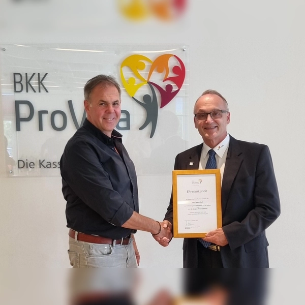 Verwaltungsratsvorsitzender Helmut Faber (li) gratuliert Walter Redl zu seinem 40-jährigen Firmenjubiläum bei der BKK ProVita. (Foto: BKK ProVita)
