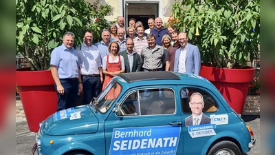 Die Fraktionsvorsitzenden Stephanie Burgmaier und Stefan Kolbe zusammen mit GfA-Vorstand Dr. Thomas König und den weiteren Mitgliedern der CSU-Kreistagsfraktion. (Foto: CSU)
