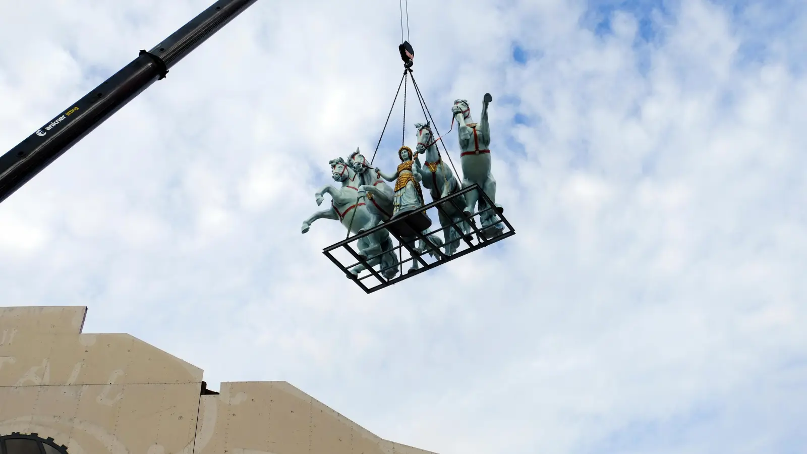 Die Quadrille, die das Marstall-Zelt schmückt, ist hier auf ihrer "Himmelfahrt" festgehalten worden. (Foto: Robert Bösl)