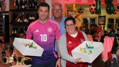 Stephan Röckenwagner vom Golfclub Dachau (links) und Marion Thalmeir aus München-Eichenried (rechts) wurden 2024 Golfmeister und Golfmeisterin. Nicht nur Veranstalter Jochen Neuwert (Mitte) ist gespannt, ob den beiden die Titelverteidigung gelingt.  (Foto: dek)