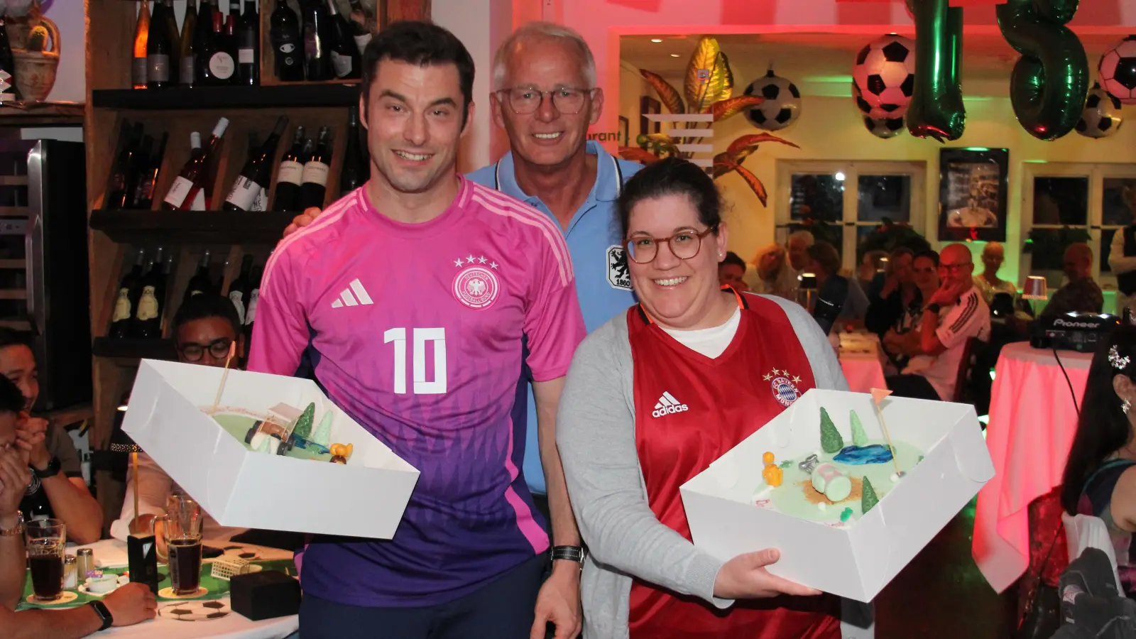 Stephan Röckenwagner vom Golfclub Dachau (links) und Marion Thalmeir aus München-Eichenried (rechts) wurden 2024 Golfmeister und Golfmeisterin. Nicht nur Veranstalter Jochen Neuwert (Mitte) ist gespannt, ob den beiden die Titelverteidigung gelingt.  (Foto: dek)