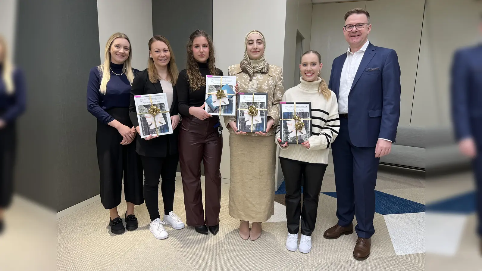 Ausbildungsleiterin Annalena Engel (links) und Vorstandssprecher Johann Schöpfel (rechts) sind stolz auf ihre neuen Kolleginnen (von links) Johanna Steurer, Paula Korn, Asmaa Abu Kaiyas und Julia Pfisterer. (Foto: VR Bank Dachau)