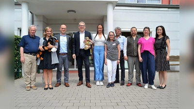 Isaria Geschäftsführer David Christmann (4. von li) und Kursana Direktorin Anika Emmermacher (5. von li) freuten sich über den gelungenen Auftritt des Hoftheaters Bergkirchen. (Foto: Isaria)