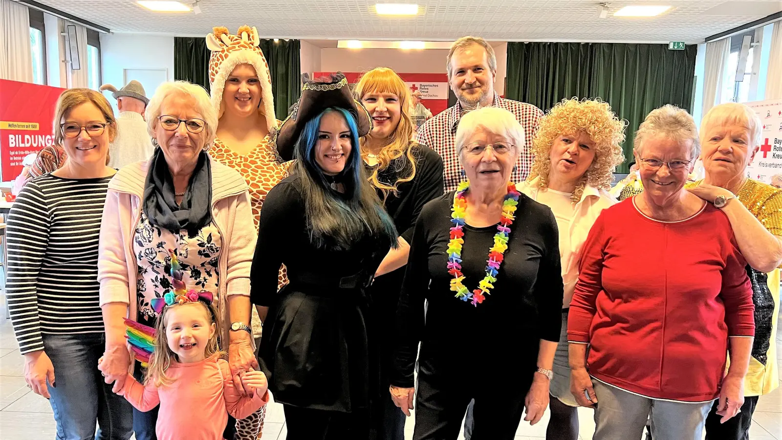 Das ehrenamtliche Team beim Senioren-Tanz im Rotkreuzsaal. (Foto: BRK Dachau)