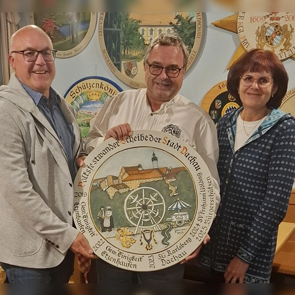 Die Wanderscheibe wurde übergeben (v.l.): Jürgen Schleich (1.Vorsitzender ÜB Dachau ), Andreas Haßlacher (1. Schützenmeister) und Renate Rösch (2. Vorsitzende ÜB Dachau). (Foto: ÜB)