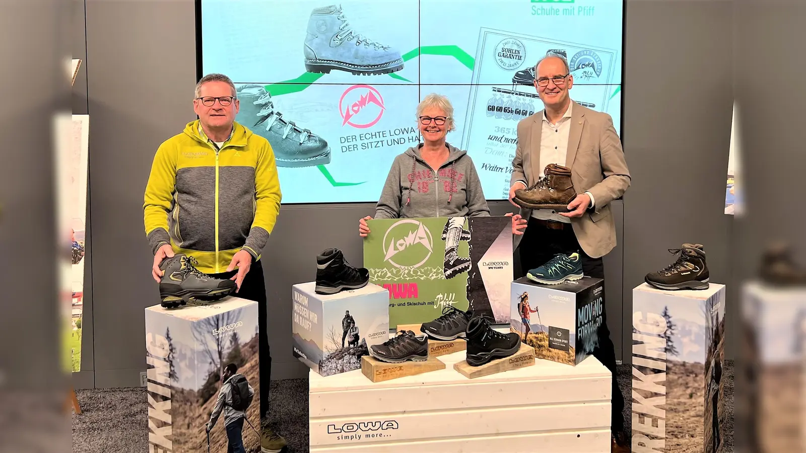 Manfred Gamböck und Ulrike Ujlaki von LOWA mit VR-Pressesprecher Martin Richter (von li). (Foto: VR-Bank)