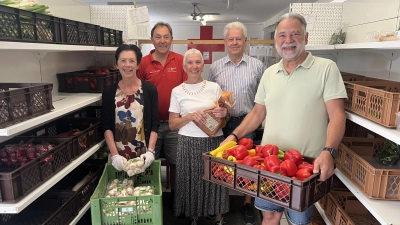 Das Team der Dachauer Tafel freut sich über Unterstützung (v.l.): Amanda Stanjek, Robert Thalau, Edith Conrad, Albert Solleder und Torsten Barb. (Foto: Dachauer Tafel)