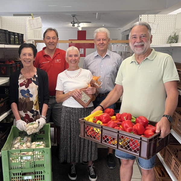 Das Team der Dachauer Tafel freut sich über Unterstützung (v.l.): Amanda Stanjek, Robert Thalau, Edith Conrad, Albert Solleder und Torsten Barb. (Foto: Dachauer Tafel)