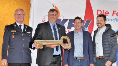 Schlüsselübergabe mit (von li) Kreisbrandrat Georg Reischl, Landrat Stefan Löwl, Ralf und Michael Hörmann, Hörmann GmbH. (Foto: Melitta Fischer / LA Dachau )