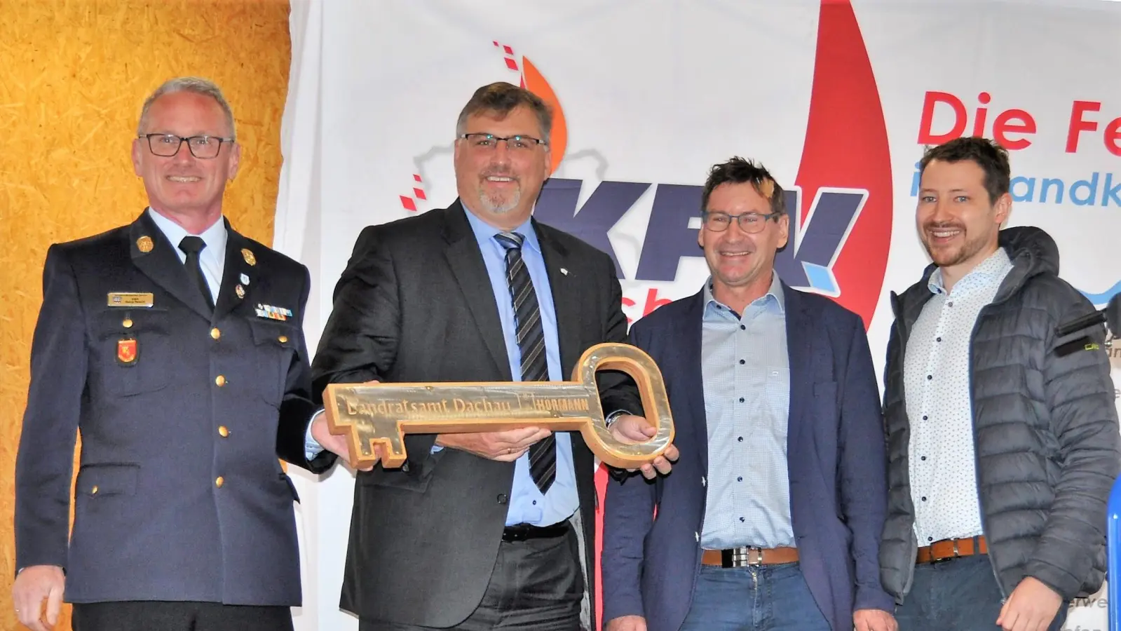 Schlüsselübergabe mit (von li) Kreisbrandrat Georg Reischl, Landrat Stefan Löwl, Ralf und Michael Hörmann, Hörmann GmbH. (Foto: Melitta Fischer / LA Dachau )