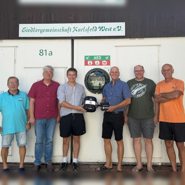 Freude bei der Übergabe des Defibrillators (v.l.): Günther Freis (Beisitzer), Gerhard Mayr und Lorenz Stabl (Leben Retten Karlsfeld e.V.), Karl Friedl (1. Vorstand), Christian Seidel (Gerätewart) sowie Helmut Blahusch (2. Vorstand). (Foto: P. Herbrich)