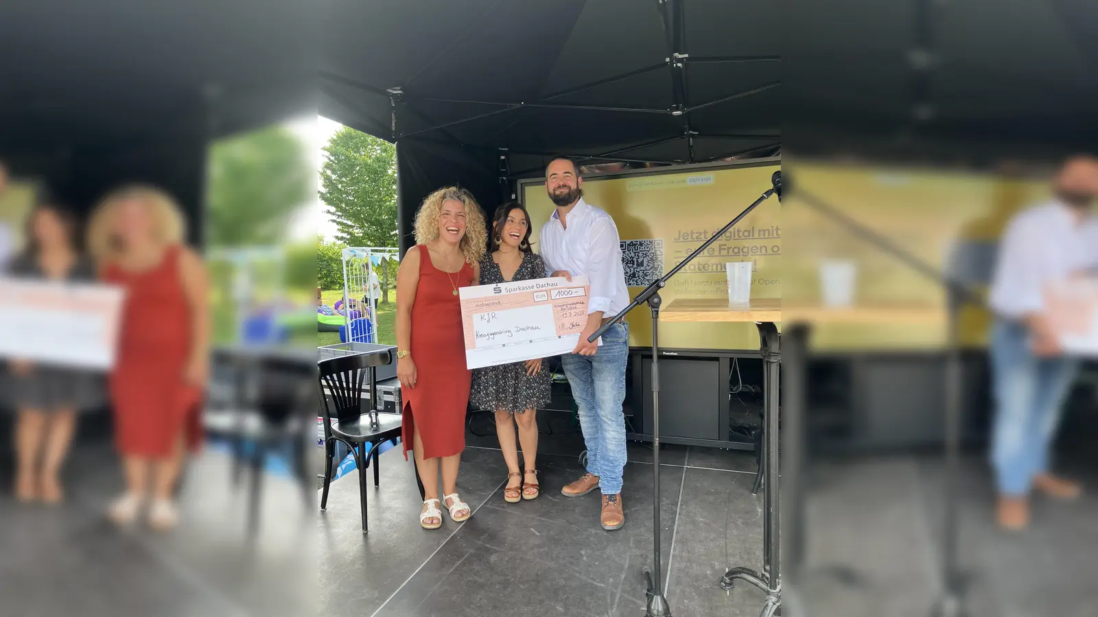 Semra Axt und Elif Yalcin überreichten den symbolischen Scheck an KJR-Geschäftsführer Ludwig Gasteiger. (Foto: KJR)