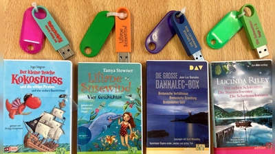 Hörgenuss mit mobi-Hörsticks aus der Stadtbücherei . (Foto: Stadtbücherei Dachau)