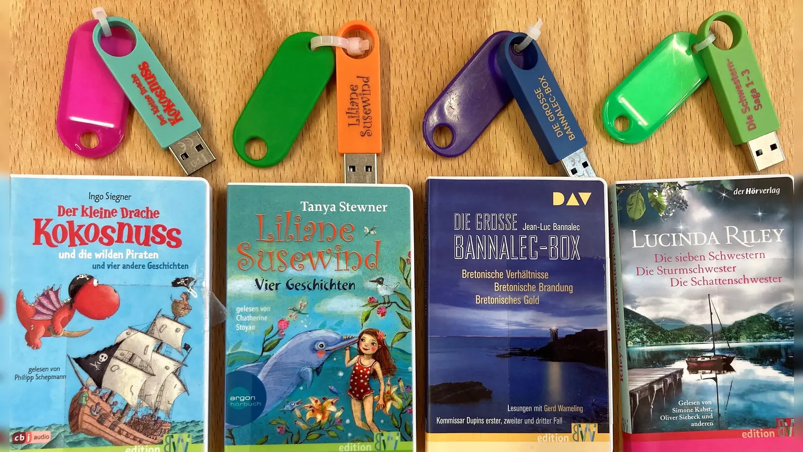 Hörgenuss mit mobi-Hörsticks aus der Stadtbücherei . (Foto: Stadtbücherei Dachau)