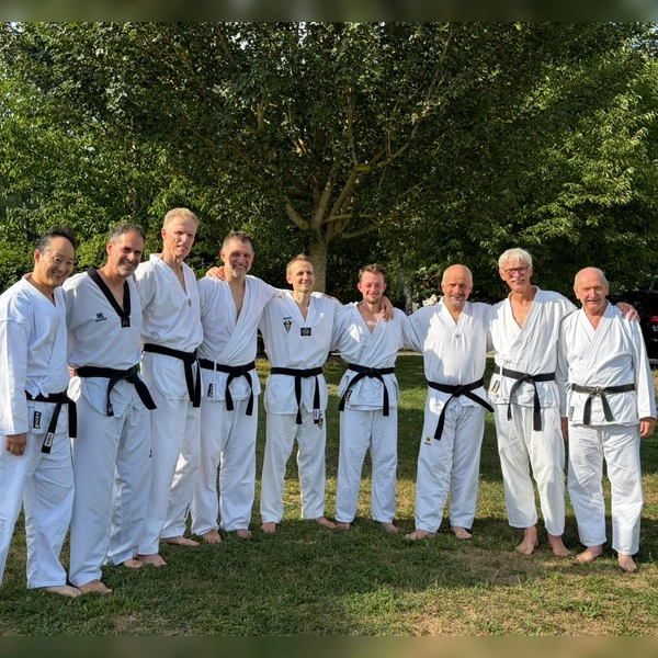 Freuten sich über einen erfolgreichen Tag (v.l.): Jun-Ho Song, Tobias Leichmann, Thomas Breitenberger, Andreas Knorr, Benjamin Schukow, Lukas Polzer, Stefan Heller, Norbert Gierke und Peter Fenzl.  (Foto: TSV Schwabhausen)