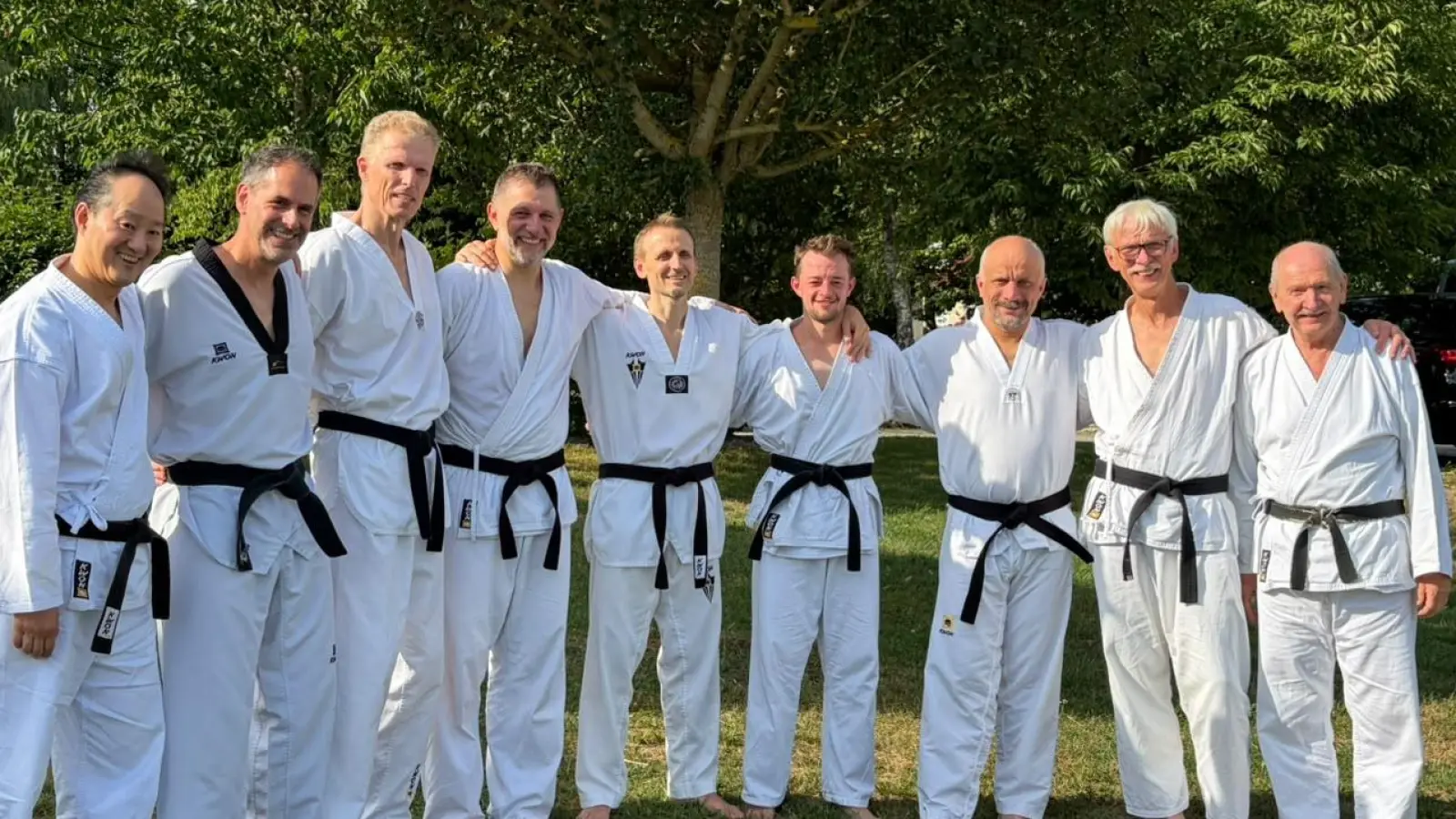 Freuten sich über einen erfolgreichen Tag (v.l.): Jun-Ho Song, Tobias Leichmann, Thomas Breitenberger, Andreas Knorr, Benjamin Schukow, Lukas Polzer, Stefan Heller, Norbert Gierke und Peter Fenzl.  (Foto: TSV Schwabhausen)