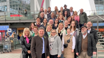 Bürgermeister Helmut Zech (vorne li neben Petra Pupp) mit Gemeinderäten, Mitarbeiterinnen und Mitarbeitern. (Foto: Gemeinde Pfaffenhofen a.d. Glonn)