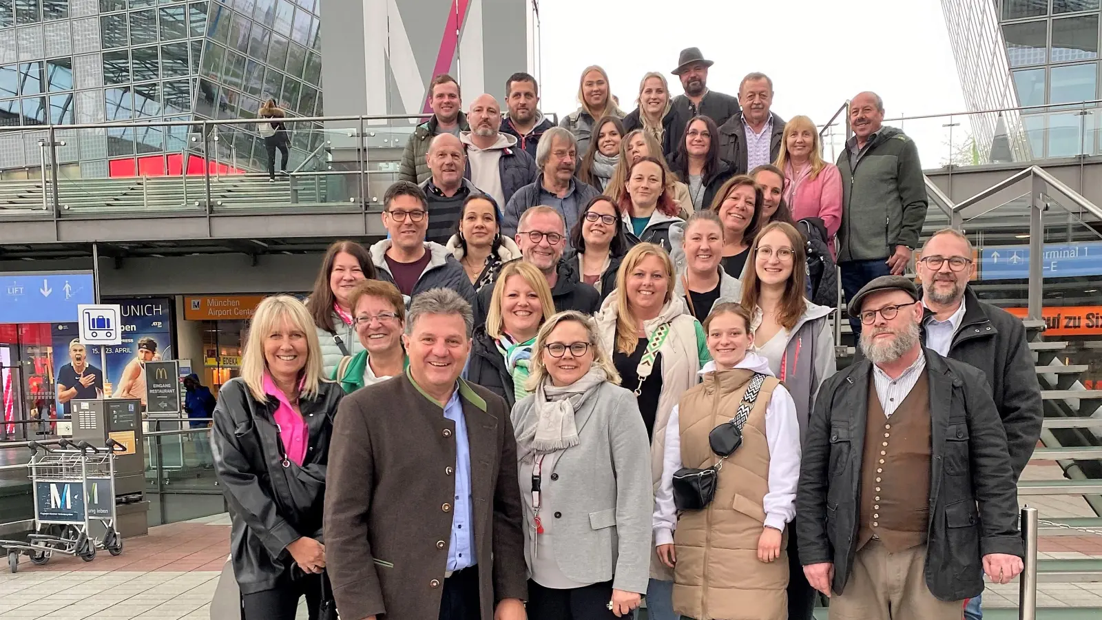 Bürgermeister Helmut Zech (vorne li neben Petra Pupp) mit Gemeinderäten, Mitarbeiterinnen und Mitarbeitern. (Foto: Gemeinde Pfaffenhofen a.d. Glonn)