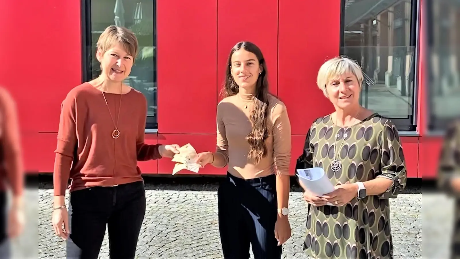 Claudia Ewald (li) und Claudia Panten (re) freuen sich mit Katharina Wetscheck.<br> (Foto: Sparkasse )