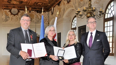 Übergabe der Ehrungen im Dachauer Schloss mit Landrat Stefan Löwl, Dorota Niedziela, Melanie Huml und Jan M. Malkiewicz (von li).<br> (Foto: LA Dachau / Veronika Plajer)