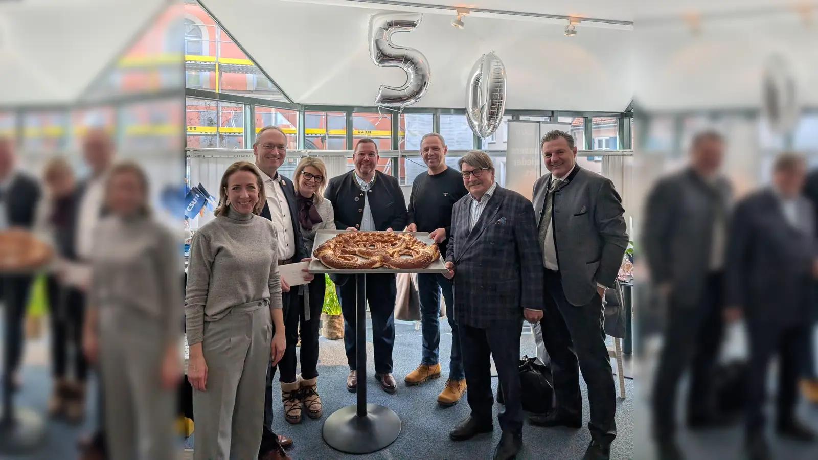 Feierten zusammen (von links): Bezirksrätin Stephanie Burgmaier, MdL Bernhard Seidenath, MdB Katrin Staffler, Geburtstagskind Tobias Stephan, Christian Hartmann (CSU-Oberbürgermeisterkandidat), Hansjörg Christmann (Altlandrat und Helmut Zech stellv. Landrat. (Foto: CSU)