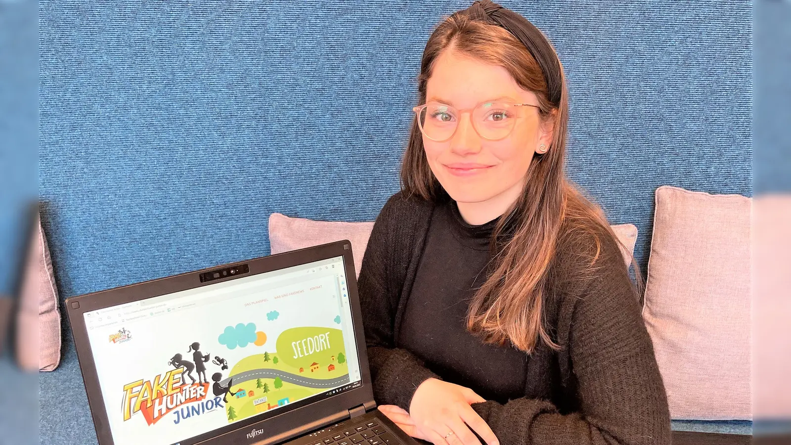 Paulina Spengler freut sich auf die Bibliotheksführungen mit „FakeHunter Junior“ . (Foto: Stadtbücherei Dachau)