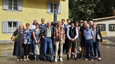 Die 15-köpfige Ampertaler Gruppe mit Michael Vogtmann (6. v. l.) vor dem fiktiven Brunnerwirt. (Foto: D'Ampertaler Dachau)