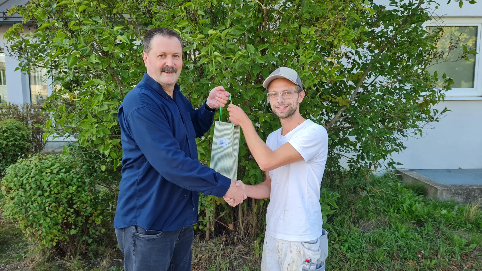 1. Vorstand Franz Lesti begrüßt (li) Geschäftsführer Philip Bayer (re) im Erdweger Gewerbeverein. (Foto: Ölsner Werbung)