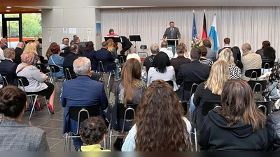 Landrat Stefan Löwl begrüßt die neuen Mitbürgerinnen und Mitbürger im Landkreis Dachau. (Foto: Landratsamt Dachau / Silke Lein)