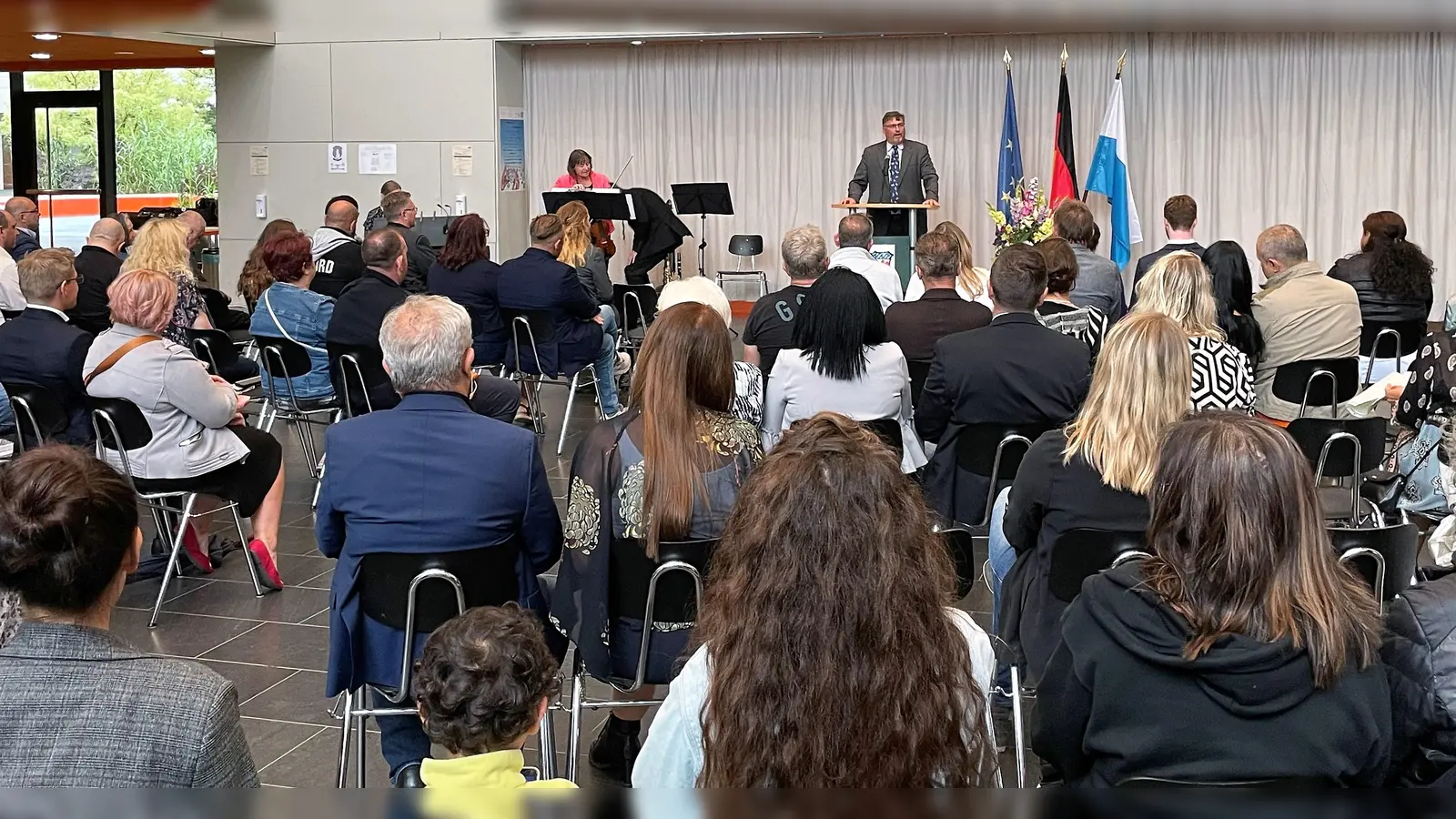 Landrat Stefan Löwl begrüßt die neuen Mitbürgerinnen und Mitbürger im Landkreis Dachau. (Foto: Landratsamt Dachau / Silke Lein)