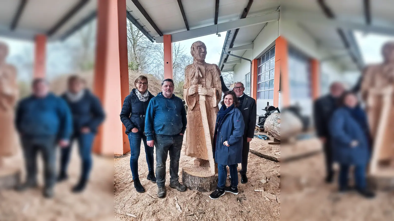 Susanne Allers, Clemens Heinl, Susanne Köhler und Prof. Wilhelm Liebhart (von li) vor der Holzskulptur „Der heilige Alto”. (Foto: Susanne Allers)