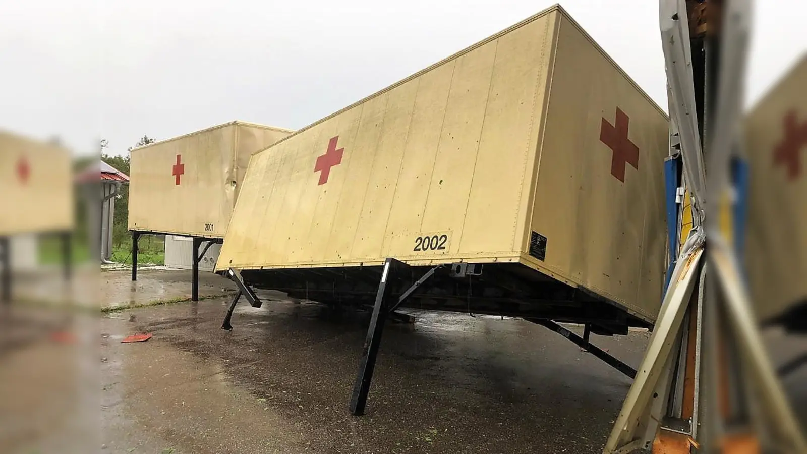 Zwei der drei beschädigten Container der Internationalen Hilfe. (Foto: BRK Dachau)