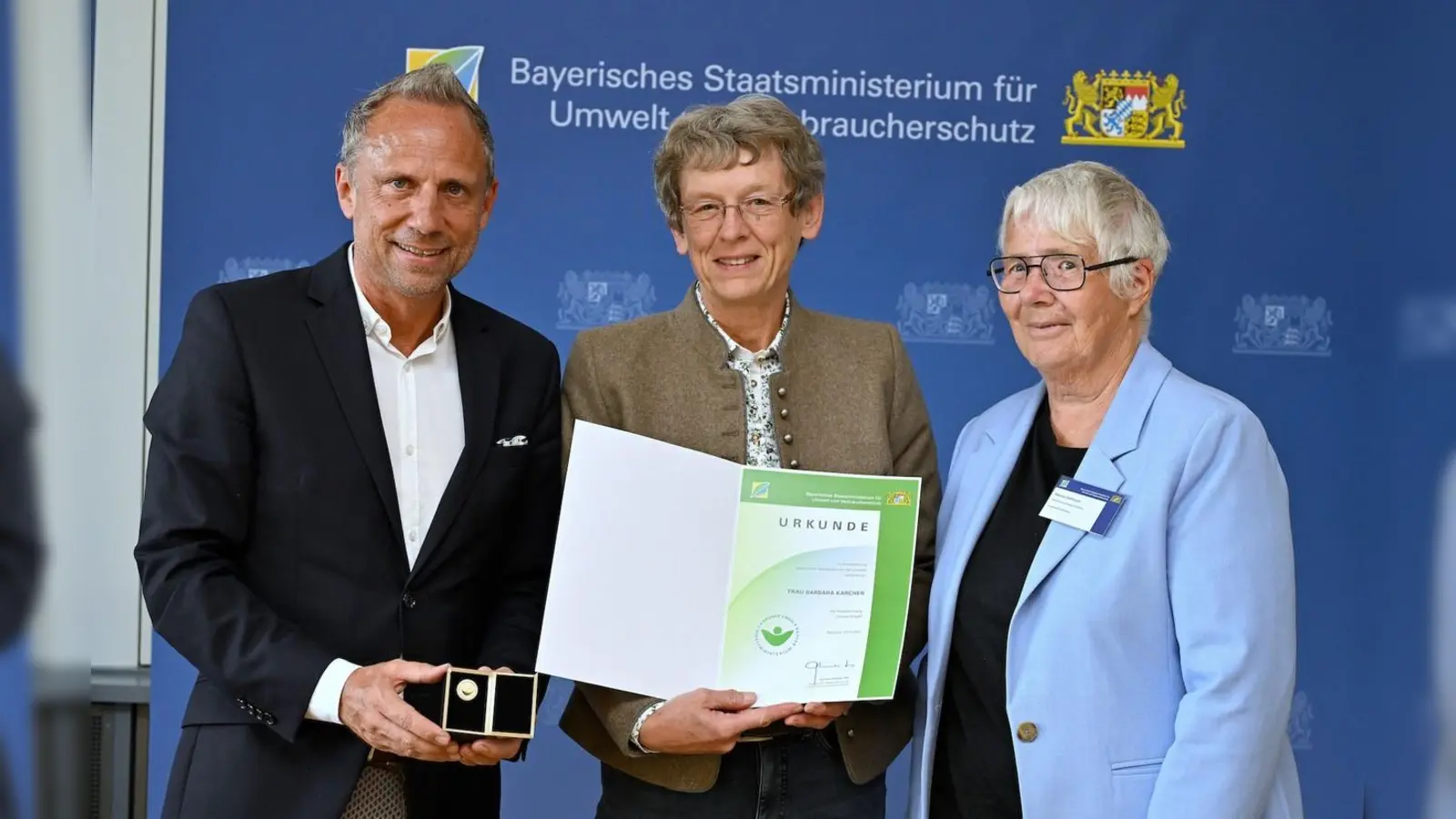 Umweltminister Thorsten Glauber, Barbara Karcher und stellvertretende Landrätin Marese Hoffmann bei der Ehrung mit dem „Grünen Engel” (v. l.).  (Foto:  Bayerisches Staatsministerium für Umwelt und Verbraucherschutz)