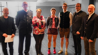 Freude bei der Übergabe der Schützennadeln (v.l.): Jan Mordhorst (1. Abteilungsleiter Bogenschießen), Claus Eder (Zweiter Gauschützenmeister), Katja Graßl (Zweite Bürgermeisterin Dachau), Kornelia Bauer (Zweitplatzierte), Anton Hantschmann (Schützenkönig), Alexander Asselborn (Drittplatzierter) und Wolfgang Moll (Vorsitzender TSV Dachau 1865). (Foto: TSV Dachau)