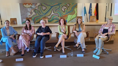 Das Podium der Veranstaltung „Frauen – Macht Politik“: Stephanie Burgmaier, Martina Purkhardt, Marese Hoffmann, Marianne Klaffki, Johanna Baumann und Sonja Epple (v. l.) (Foto: Landratsamt Dachau/Susann Haak-Georgius )