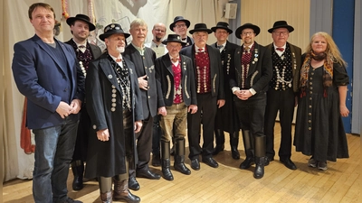 Die Vorstandschaft der Ampertaler (von links): Frank Ehrhardt-Gudra, Mathias Schöpf, Ludwig Wirth, Dr. Edgar Forster, Andreas Brüstle, Stefan Konicsek, Benedikt Spalek, Herbert Elsner, Alexander Durst, Markus Erhorn, Heinz Riedlbeck und Evi Wittmann. (Foto: D'Ampertaler Dachau e. V.)