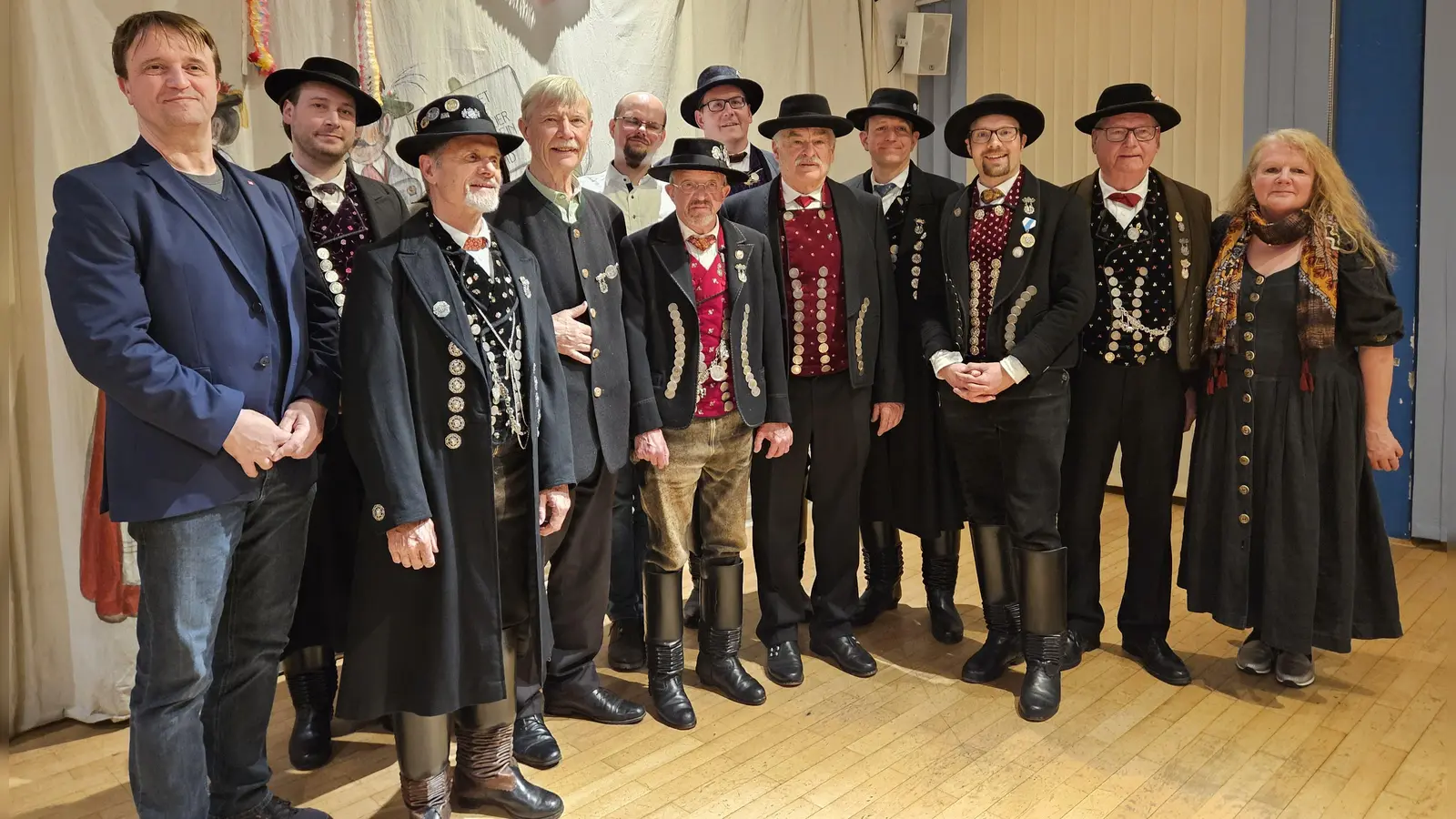 Die Vorstandschaft der Ampertaler (von links): Frank Ehrhardt-Gudra, Mathias Schöpf, Ludwig Wirth, Dr. Edgar Forster, Andreas Brüstle, Stefan Konicsek, Benedikt Spalek, Herbert Elsner, Alexander Durst, Markus Erhorn, Heinz Riedlbeck und Evi Wittmann. (Foto: D'Ampertaler Dachau e. V.)