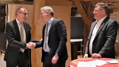 Christian Blatt (Mitte) freut sich über die Glückwünsche von Mdl Bernhard Seidenath und Landrat Stefan Löwl (re). (Foto: Andreas Förster)