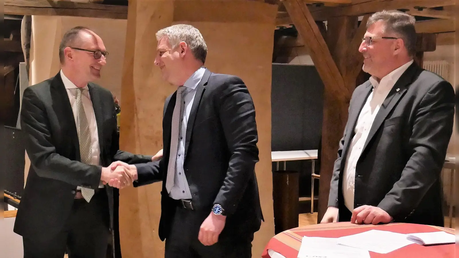 Christian Blatt (Mitte) freut sich über die Glückwünsche von Mdl Bernhard Seidenath und Landrat Stefan Löwl (re). (Foto: Andreas Förster)