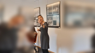 Nina Märkl, Lehrerin an der FOS „Gestaltung“ in Dachau, bei der Vernissage im Caritas-Zentrum<br>Dachau. (Foto: Caritas-Zentrums Dachau)