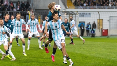 Enges Ringen im Regen: Sechzig und der SV Wehen Wiesbaden.  (Foto: Anne Wild)