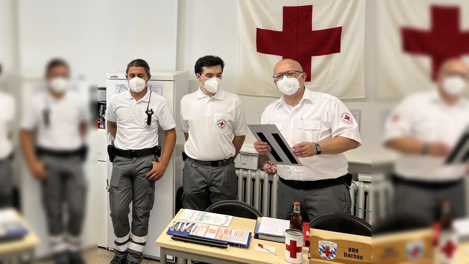 Einsatzleiter Dieter Ebermann (re) mit zwei ehrenamtlichen Helfern auf der Volksfestwache. (Foto: BRK Dachau)